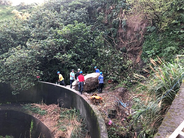 新北市金山磺港里民宅後方巨大落石掉落。圖/新北市政府提供