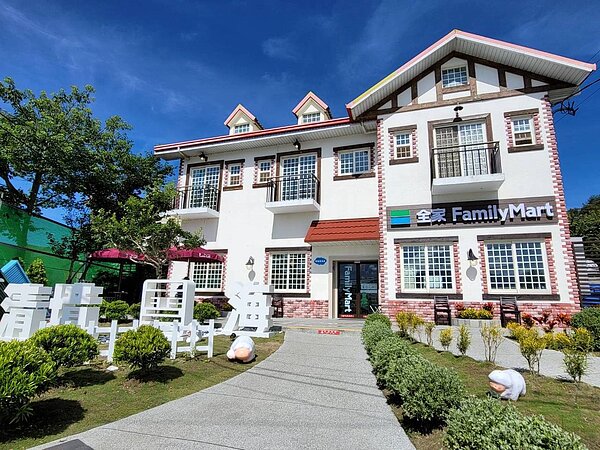 全家超商進駐南投縣清境地區,全新開張的雲海店以海拔高度2052公尺,成為當地也是全縣最高的超商。圖/讀者提供