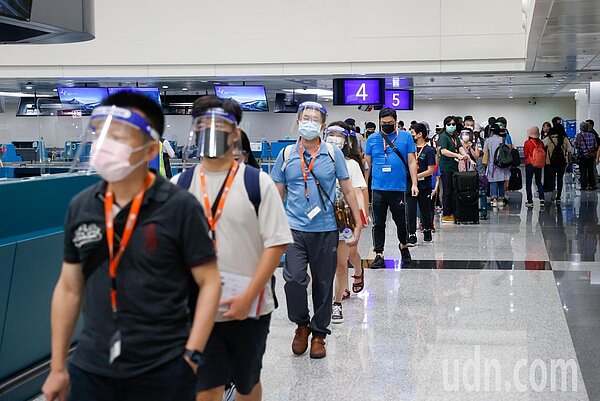 圖為在機場排隊等候PCR採檢的民眾。本報資料照片,記者鄭超文/攝影