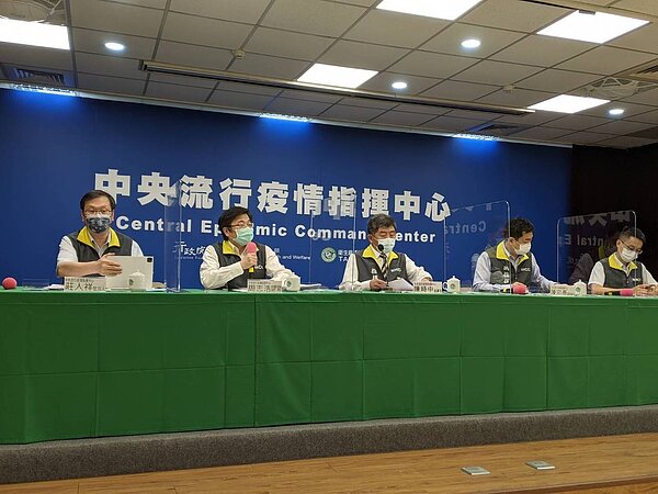 中央流行疫情指揮中心8月17日14時記者會出席名單,由左到右中央流行疫情指揮中心發言人莊人祥 、 疫情監測組組長周志浩、指揮官陳時中、副指揮官陳宗彥、醫療應變組副組長羅一鈞。記者謝承恩/攝影