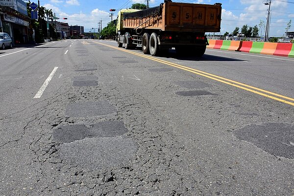 彰化縣將撥用經費,解決路面不平問題,圖為社頭中山路一段路況/彰化縣政府提供