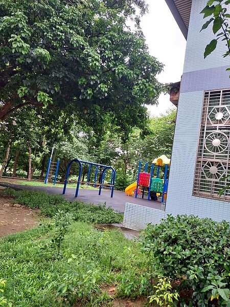 公園旁有綠意盎然的休閒廣場和菜園。圖/鳳珠攝