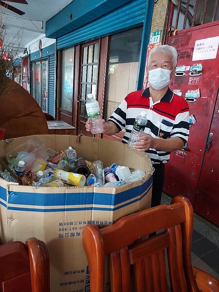 資源回收筒安置在里辦公室。圖／鳳珠攝
