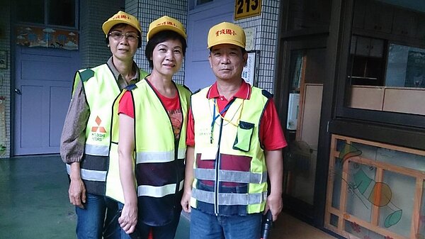 板橋區後埔里林義壽里長服務里民。圖／截至臉書「阿壽in後埔」