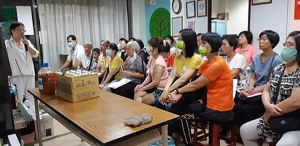 包餃子身手不凡。圖／里長提供
