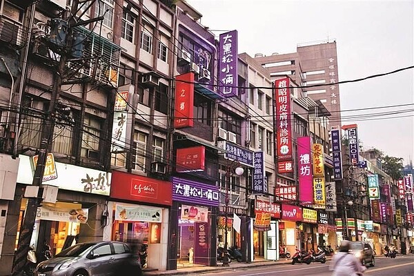 南門街滿滿的婚紗喜慶用品。圖/里長提供