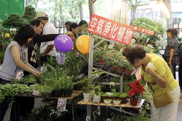 為配合防疫政策,建國花市5月中旬便開始停業,7月17日才恢復營運;圖為疫情前拍攝。聯合報系資料照/記者曾吉松攝影