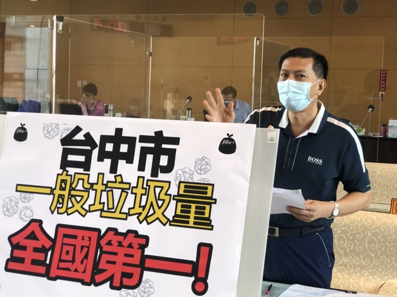 台中市議員林汝洲指出,台中垃圾量全國第一,但回收居第四,環保局要加把勁宣導。記者陳秋雲/ 攝影