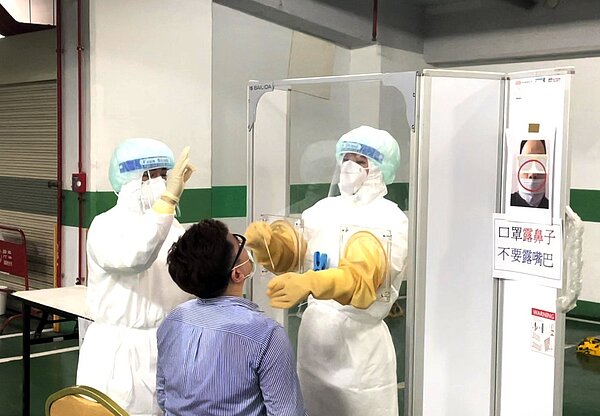 台北榮總桃園分院出動醫護至防疫旅館採檢,一周多服務採檢旅客近千人。圖/桃園市政府提供