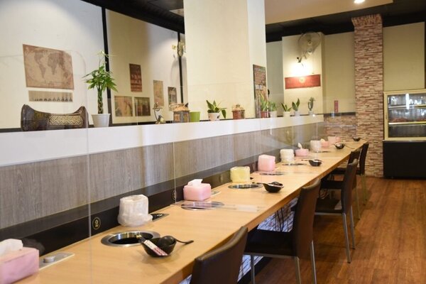 澎湖縣政府宣布今起將取消餐廳內用隔板、社交距離限制。圖／縣府提供
