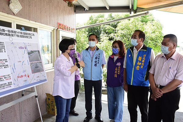 彰化縣長王惠美聽取工務處人員簡報社頭鄉中正路的工程。記者簡慧珍／攝影
