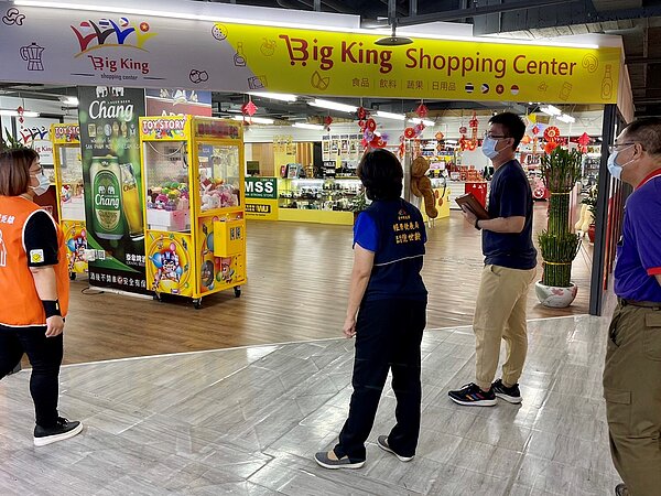 經發局主任秘書倪世齡率隊至東協廣場稽查關心店家。圖/台中市政府提供