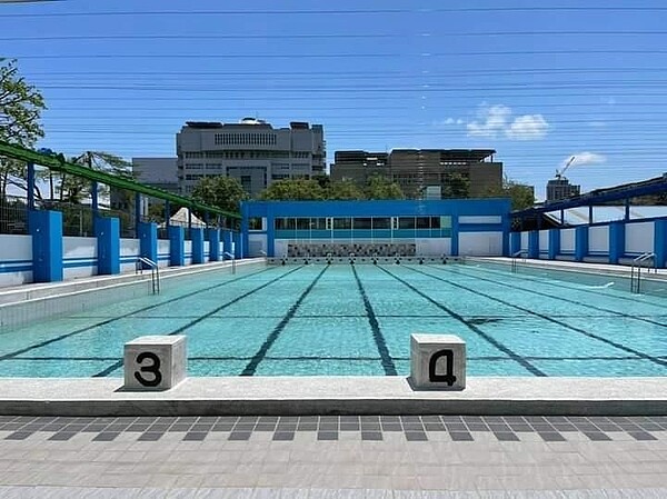 華僑中學游泳池開放使用。圖／里長提供
