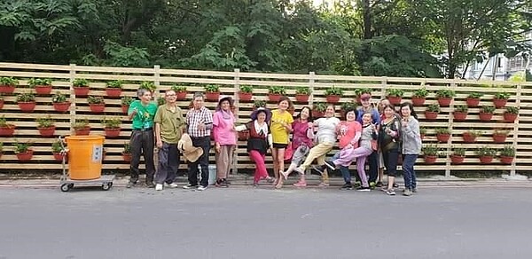 木造花牆是僑中里志工手作門面。圖／里長提供
