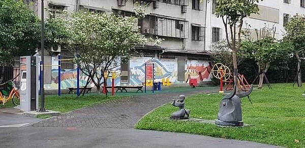 馥華小公園有可愛的石雕。圖/里長提供