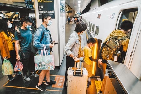 台灣高鐵公司宣布，已規畫9月17日至22日為中秋連假疏運期，6天增開179班次列車（南下84班、北上95班），並實施全車對號座，8月20日凌晨0時起開放預購票。（本報資料照片）