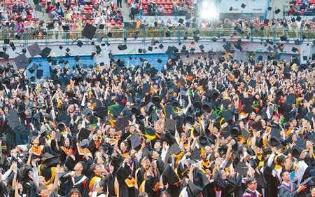 台大校長管中閔指出，有逾5成5的大學生認為自己唸錯科系，這是大學警訊。對於很多學生抱怨所學非自己所要的，他呼籲跨領域學習，弭平產學落差。中時報系資料照