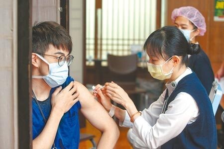 國際間突破性感染頻傳,冰島針對感染者施打的疫苗廠牌分析發現,接種嬌生的最多。圖為新北市新店區慈濟醫院18日為第一劑接種AZ疫苗的醫護人員施打莫德納疫苗的畫面,與突破性感染無關。(杜宜諳攝)