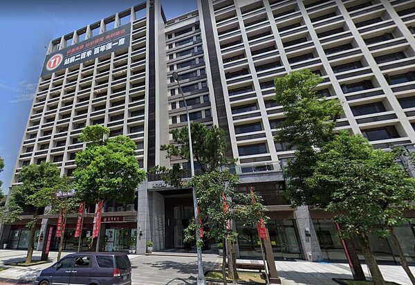 高雄陳家北上斥資2.7億元,包層桃園青埔特區商辦「布拉格站前之星」。圖/截自Google Map