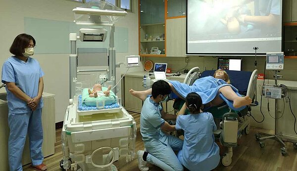 亞洲大學護理學院AI教學,設有全台唯一高階產婦模擬人Victoria二合一新生兒處理台等設備的「樂得兒產房」,見習孕婦「智慧生產」全紀錄。圖/亞洲大學提供