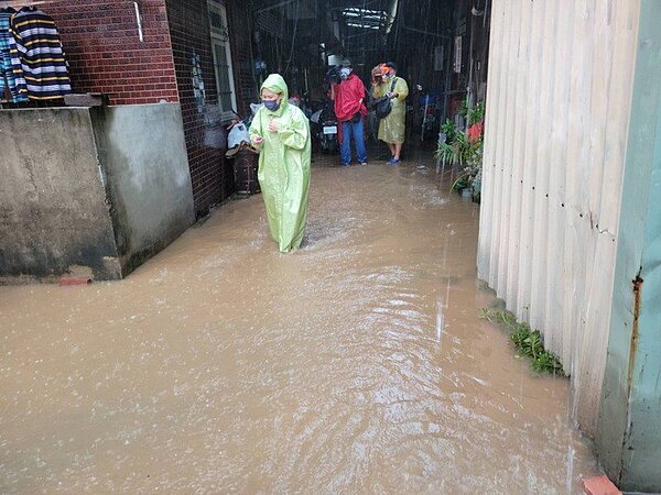 台中市烏日區成功地區淹水,水利局查到排水失靈原因,最快3個月內接通成功大排。圖/吳瓊華提供