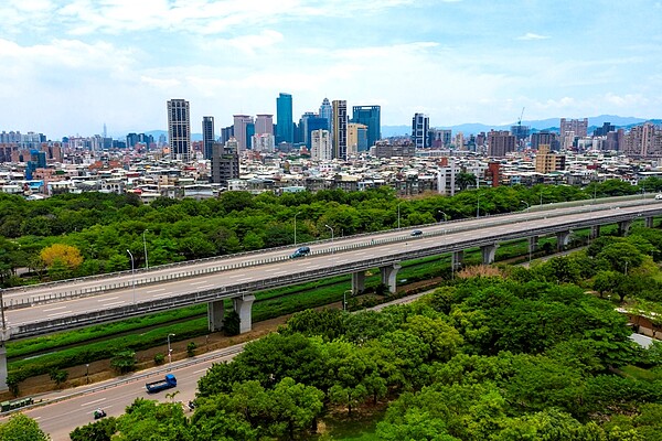 府中生活圈具備台65及64快速道路可便利連接國道一號與三號，聯外幹道方便／新美齊画世代