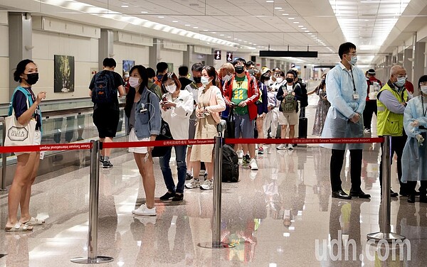 帛琉旅遊泡泡130名旅客,18日晚間搭乘中華航空公司班機返抵桃園機場,桃園機場公司協調疾管署等通關單位開闢專用通道,讓旅遊泡泡旅客與一般旅客分流通關入境。記者陳嘉寧/攝影