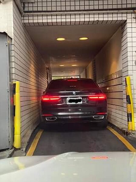 要價至少400萬起跳的BMW大7系列,在通過一家麥當勞的超窄得來速關卡時,因為與左右兩面牆僅差距一個手指頭寛度,讓後方駕駛人也不禁為他捏一把冷汗。圖/截自臉書社團《爆料公社》