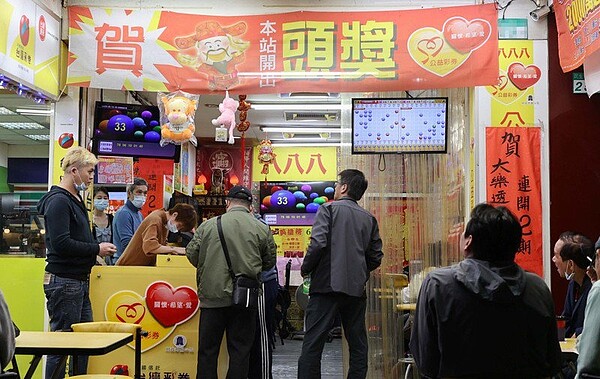 威力彩連摃40期以後,台彩預估今晚頭獎上看21.5億元。圖/聯合報系資料照