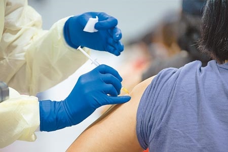 莫德納疫苗供不應求，不僅400多萬人仍在苦候第一劑，全國近190萬名民眾，將於9月上旬開始邁入第二劑接種高峰。圖為護理師幫民眾注射疫苗。(本報資料照片）