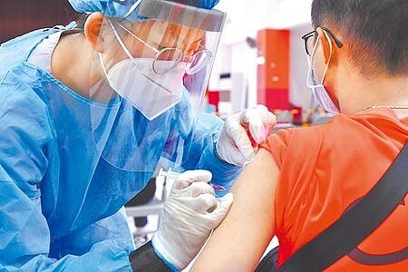 國際疫苗供貨不穩,國內接種第2劑疫苗間隔延長,台大兒童醫院院長黃立民表示,近期國際頻頻發生Delta突破性感染,加上秋天到來氣溫下降,若國內完整接種比例不高,本土疫情恐在1、2個月後捲土重來。(資料照片∕王志偉花蓮傳真)