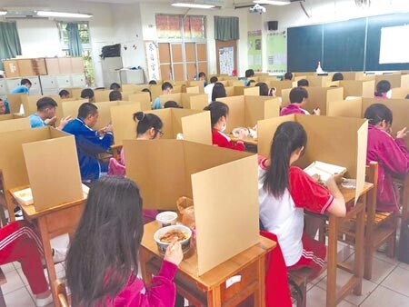 開學9月1日在即,北市教育局13日才發函給北市各校,要求隔板須依照國家安全標準,引發學校、家長錯愕。圖/中時資料照片