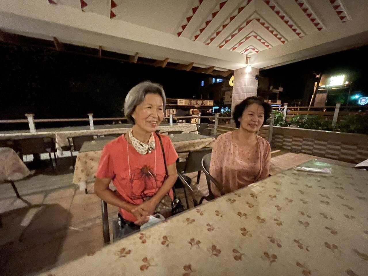 南橫公路上「天龍飯店」創立者張紅霞(右)、張紅雲姊妹年逾七旬,仍坐鎮飯店現場,熱情始終如一。記者劉學聖/攝影