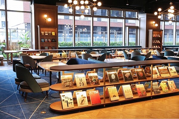 潤泰Citylink的蔦屋TSUTAYA BOOKSTORE松山店,原本位於貳號店1樓,基於投資效益移至壹號店也就是松山車站共構三樓,面積由200坪擴大至380坪,並規劃「共享空間」SHARE LOUNGE,預計今(20)日重開幕。圖/TSUTAYA BOOKSTORE提供