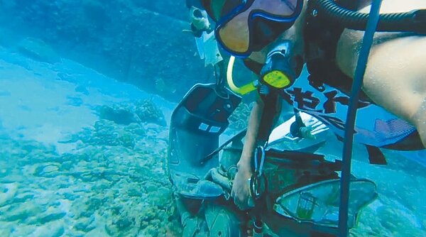 蘭嶼潛水業者19日淨海竟發現海底有機車亂入,直呼傻眼。(謝姓民眾提供/蔡旻妤台東傳真)