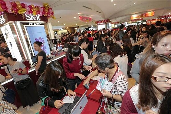 SOGO忠孝館美妝區34年首度大改裝 1樓全封暫搬到12樓。圖/中時電子報資料照