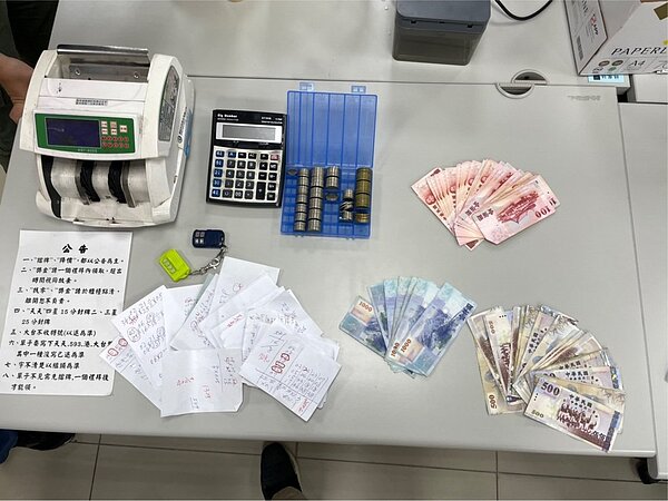 警方查扣賭資6萬6千餘元、簽單、計算機、點鈔機等證物。圖/記者李隆揆翻攝
