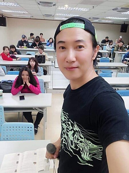 陳鴻上課時面對37個學生，開學在即，他認為不該再像過去一樣群聚。圖／陳鴻提供

