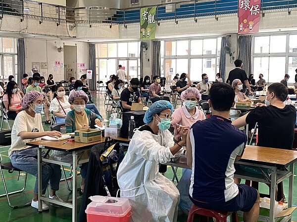 台中市衛生局證實,台中市太平衛生人員為教師接種莫德納,卻誤取AZ疫苗為三名教師接種第一劑,圖為台中市民在快打站接種AZ疫苗情況。記者趙容萱/攝影