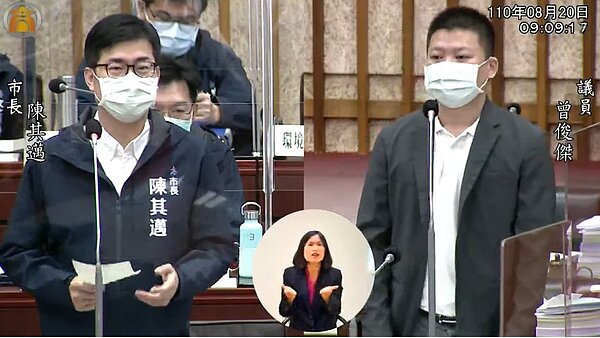 高雄市議員曾俊傑(右)關心高雄券如何創造商機,市長陳其邁表示,高雄券會採用50元一張的面額發行。記者徐白櫻/翻攝