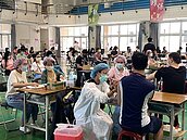 台中衛生所誤把AZ當莫德納　3老師打完才發現超傻眼