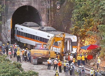 
台鐵太魯閣號事故，運安會主委楊宏智表示，首先工程車是一路滑到鐵軌上，偏偏該列車又誤點6分鐘因此撞上工程車；加上司機員只有17秒可煞車，一切只能說「真的是運氣很不好」。（本報資料照片）
