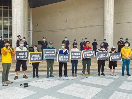 彰化市喬友大樓6月30日大火，4人命喪火窟，20日罹難家屬、消防工作權益促進等在縣廣場抗議要真相。（吳敏菁攝）