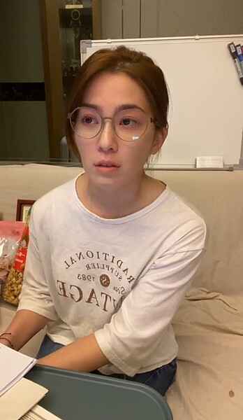 許藍方眼中全是淚水。圖/摘自臉書