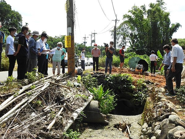 名間鄉排水溝溢流造成淹水,林明溱認為涵洞老舊狹窄影響排水,要求搶修時一併更換大型箱涵。圖/南投縣政府提供