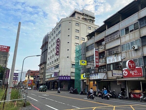 彰化市警察總局商圈地段優越,連最大建商寶佳也砸7.43億元購地(左下角圍籬內土地)搶進。圖/台灣房屋彰化大埔店提供