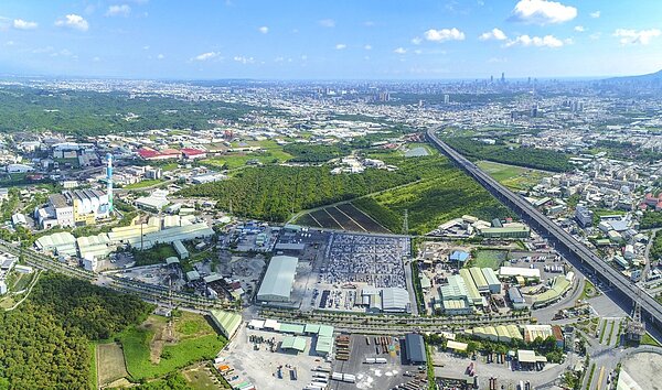 高雄仁武產業園區占地74公頃，高市府樂觀預估未來年產值242億，可創造6300個就業機會。圖／高市府經發局提供