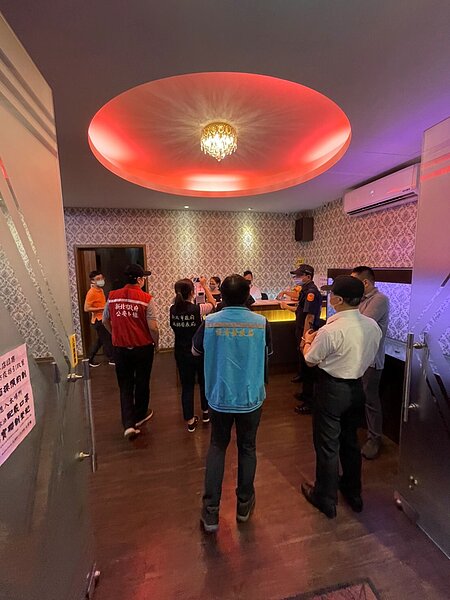 新北市政府公共安全稽查小組本週針對樹林某家住宅區經營按摩業。圖/新北市政府提供