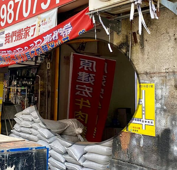 眼尖民眾發現疑似「建宏牛肉麵」新店址,正在裝修中。圖/截自臉書《我是萬華人》