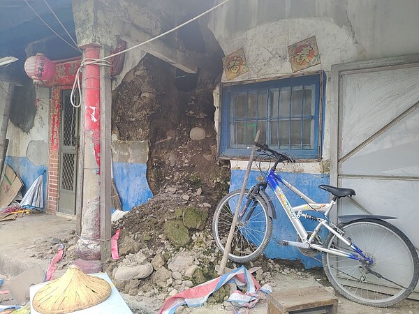 六龜新發里是這次豪雨的重災區，居民住家被土石灌入無法居住。記者徐白櫻／翻攝